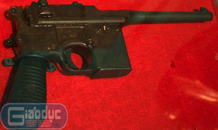Khẩu súng ngắn này là một trong hai khẩu súng Chủ tịch Hồ Chí Minh mang về nước ngày 8/2/1941. Người đã trao cho đội vũ trang bảo vệ Trung ương Đảng ở Pắc Bó, Cao Bằng.